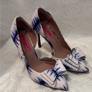Betsey Johnson Prince P D'Orsay Pumps Heels Sz 6.5 Bows 4” Tie Dye Blue White